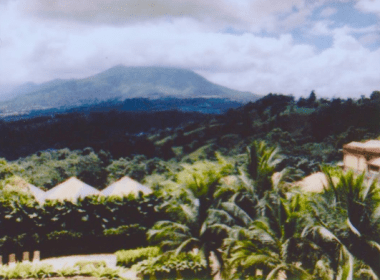 Bikini-clad Kim Kardashian invades Costa Rica