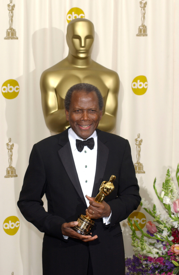 Actor SIDNEY POITIER at the 74th Annual Academy Awards in Hollywood. 24 MAR 2002. Paul Smith / Featureflash