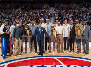 Fans say goodbye as Detroit Pistons play final game at Palace