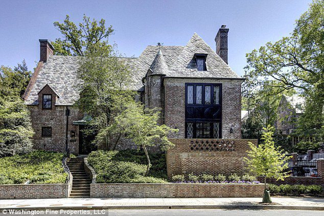 Obamas buy home in wealthy DC neighborhood