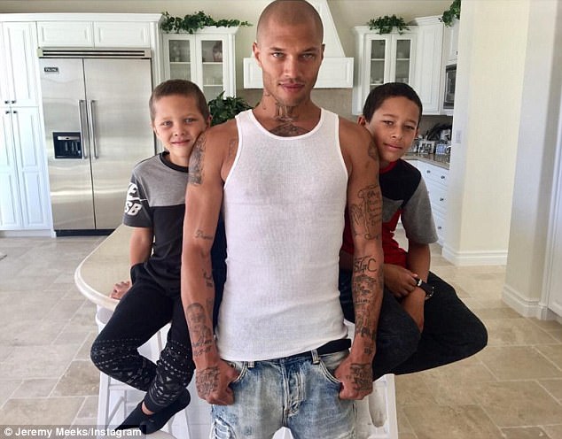 Did hot felon, blue-eyed model Jeremy Meeks leave his wife?