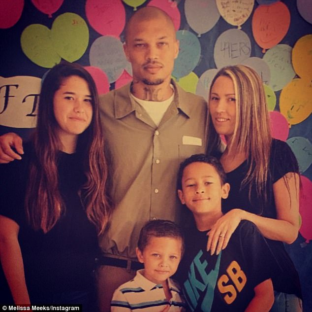 Did hot felon, blue-eyed model Jeremy Meeks leave his wife?