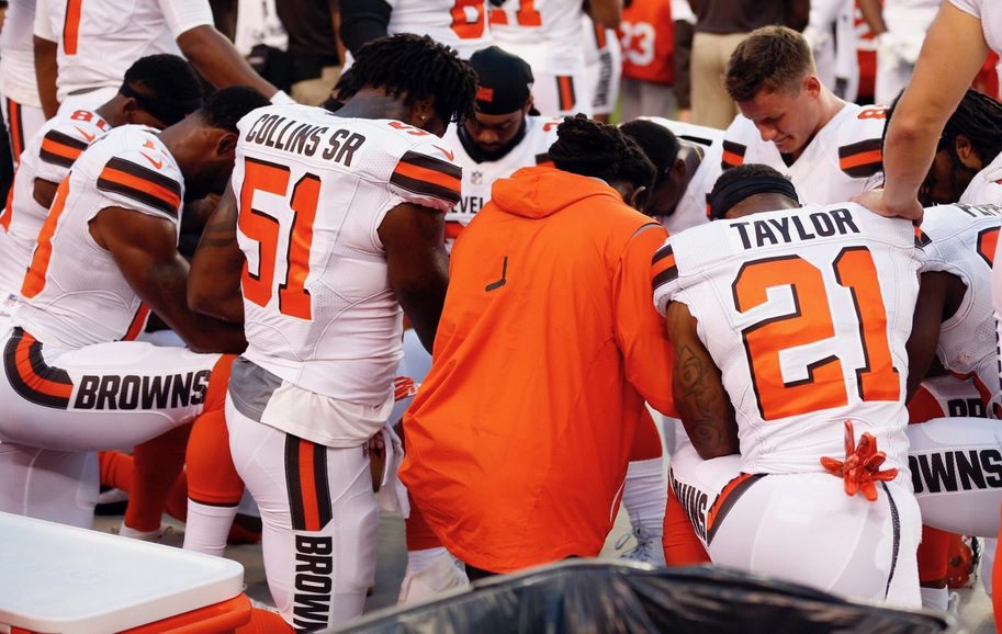 Support for Kaepernick continues, Cleveland Browns pray during anthem