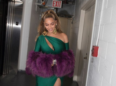 Beyoncé flaunts midriff in sporty, chic ensemble