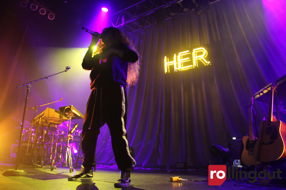 H.E.R. brings mystique, sultry sound to the 'Lights On' tour