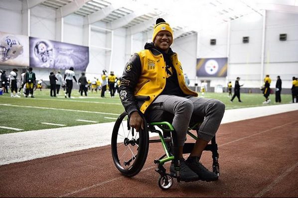 Vince Williams wears Ryan Shazier's jersey in practice