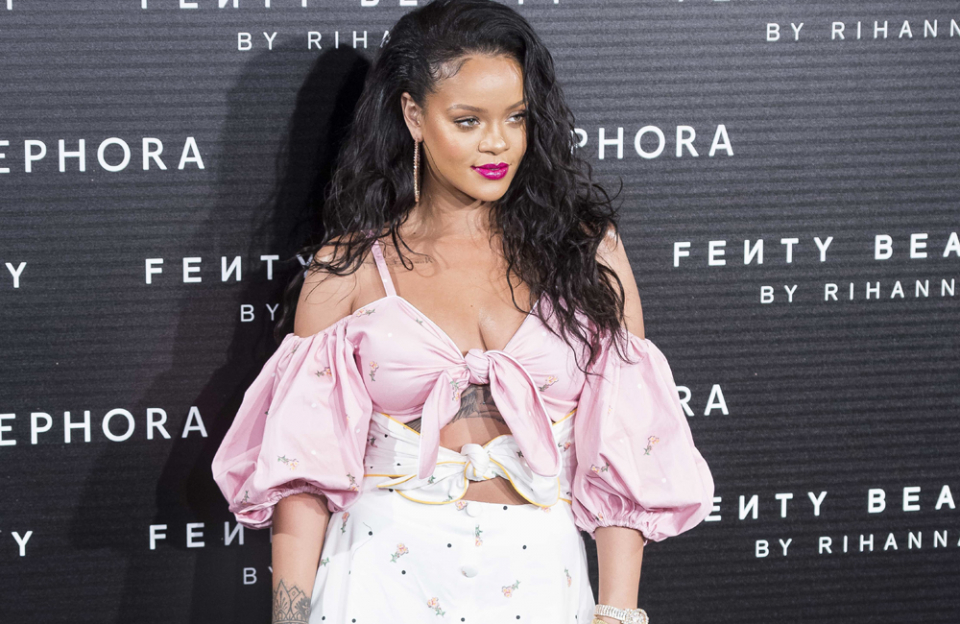 Rihanna becomes 1st female star to pass 2 billion Apple Music streams