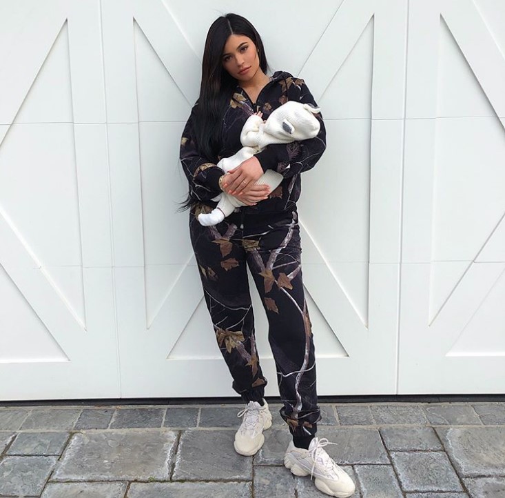Kylie Jenner posts 1st photos of infant Stormi's face