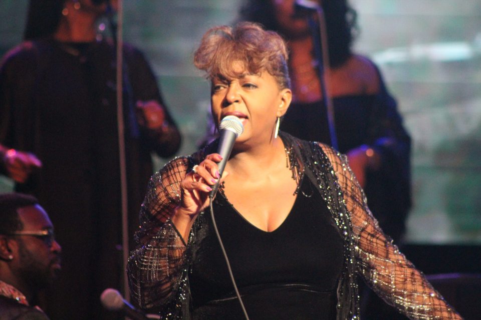 Anita Baker sings the rain away at Ravinia