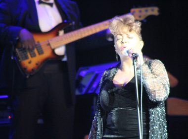 Anita Baker sings the rain away at Ravinia