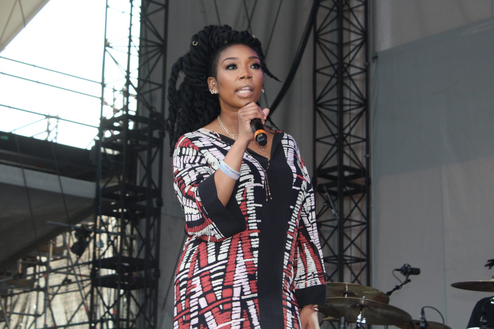 Brandy tells 2 Grammy Award winners to 'pull up' and collaborate