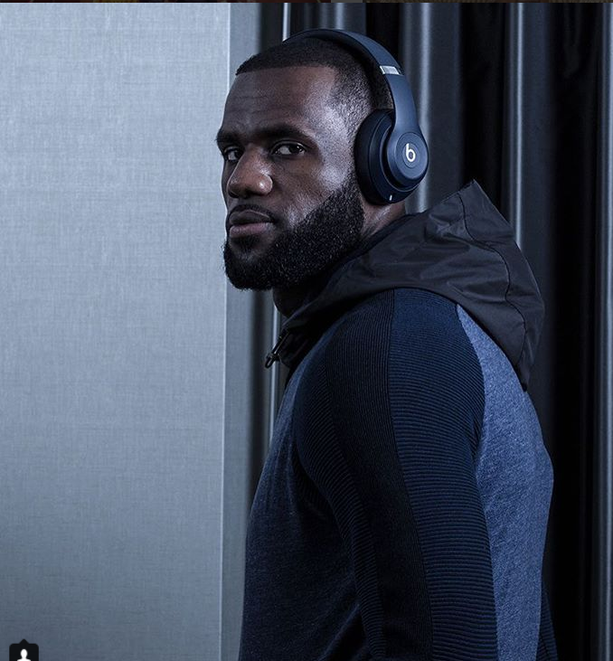 Why WNBA players are blasting LeBron James