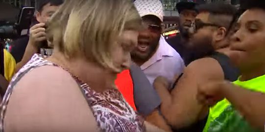 White woman messed with the wrong sister and caught 'hands' (video)