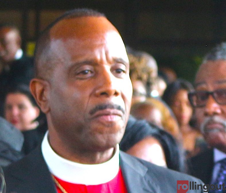 Did Aretha Franklin's bishop really grope Ariana Grande's breast? (video)