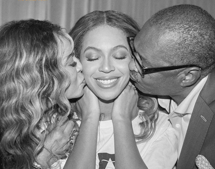 Beyoncé in rare and adorable photos with both parents at OTR II tour (photos)