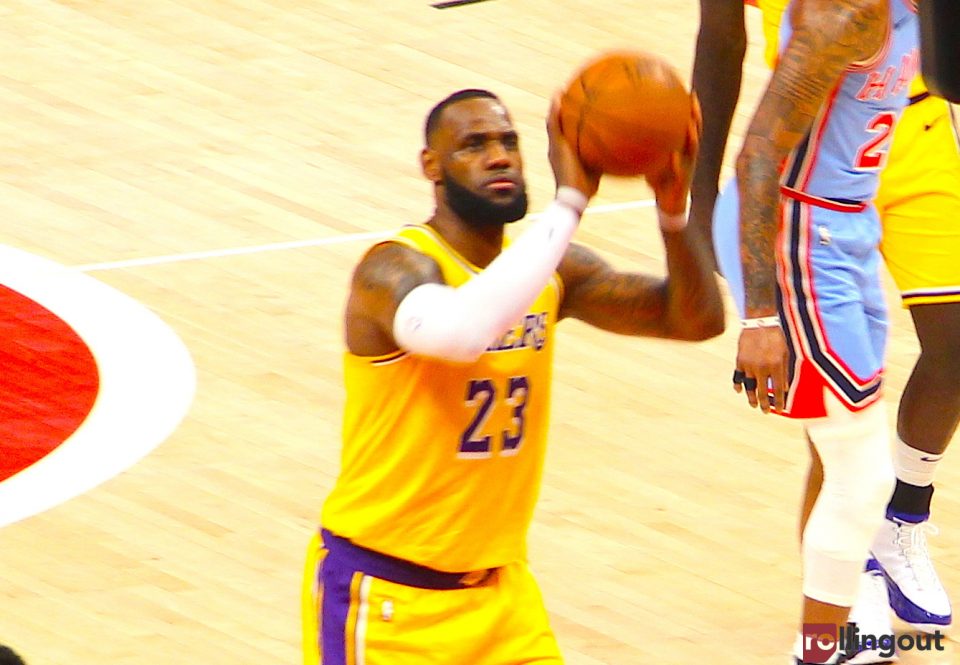 LeBron James praises Russell Westbrook after Lakers get 1st win (video)