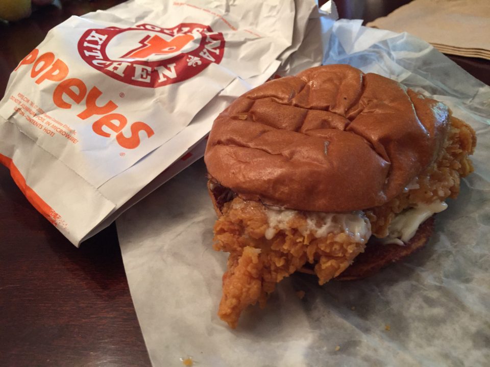 Man stabbed to death over Popeyes chicken sandwich (video)