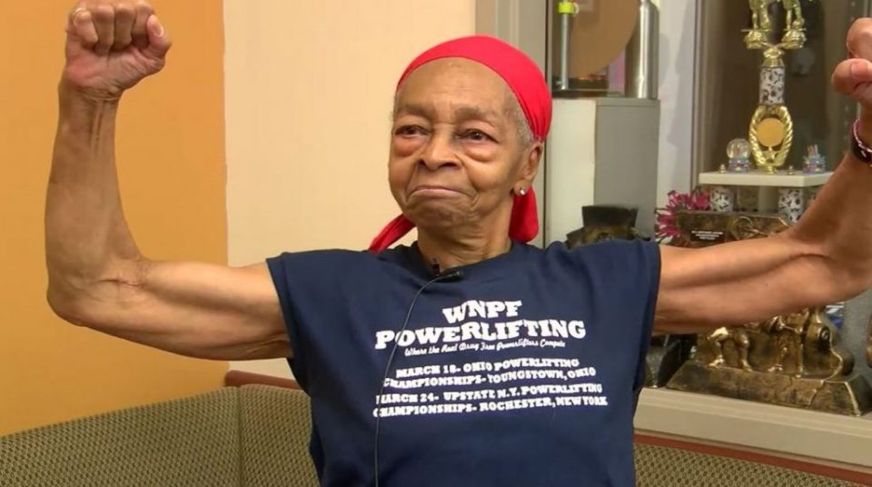 82-year-old bodybuilder sends home intruder to the hospital (video)