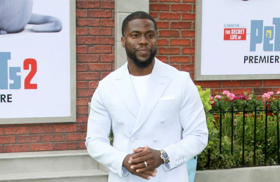 Kevin Hart makes 1st major appearance since car wreck