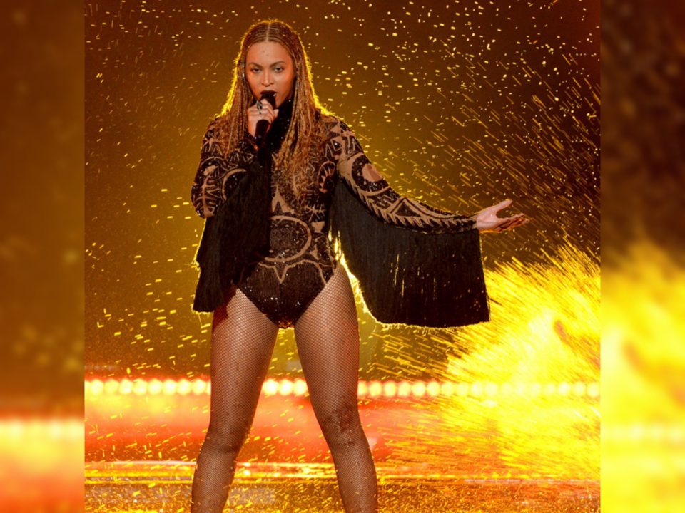 Beyoncé, Jay-Z sit during national anthem at Super Bowl