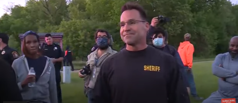 Cops join George Floyd protests in Flint, Michigan (video)
