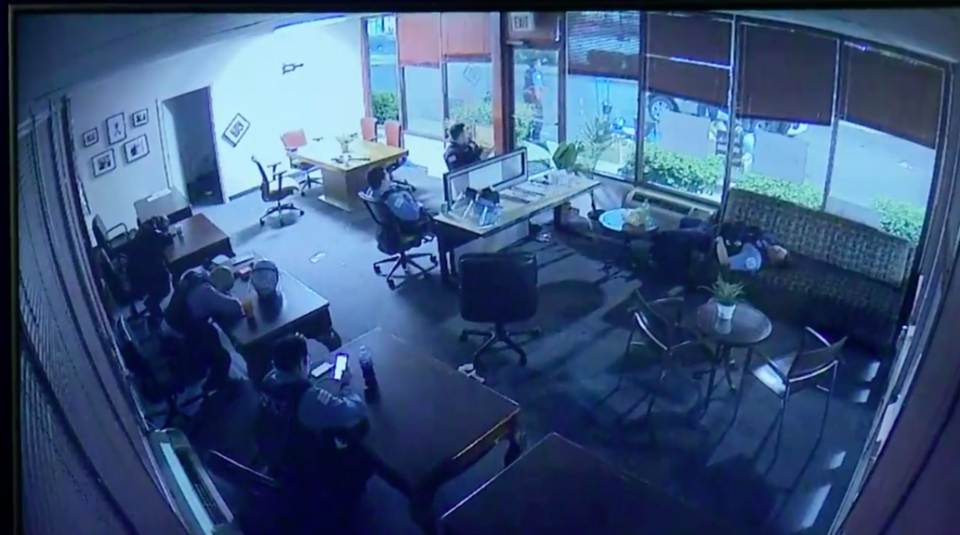 Chicago cops captured on video relaxing in congressman's office during looting