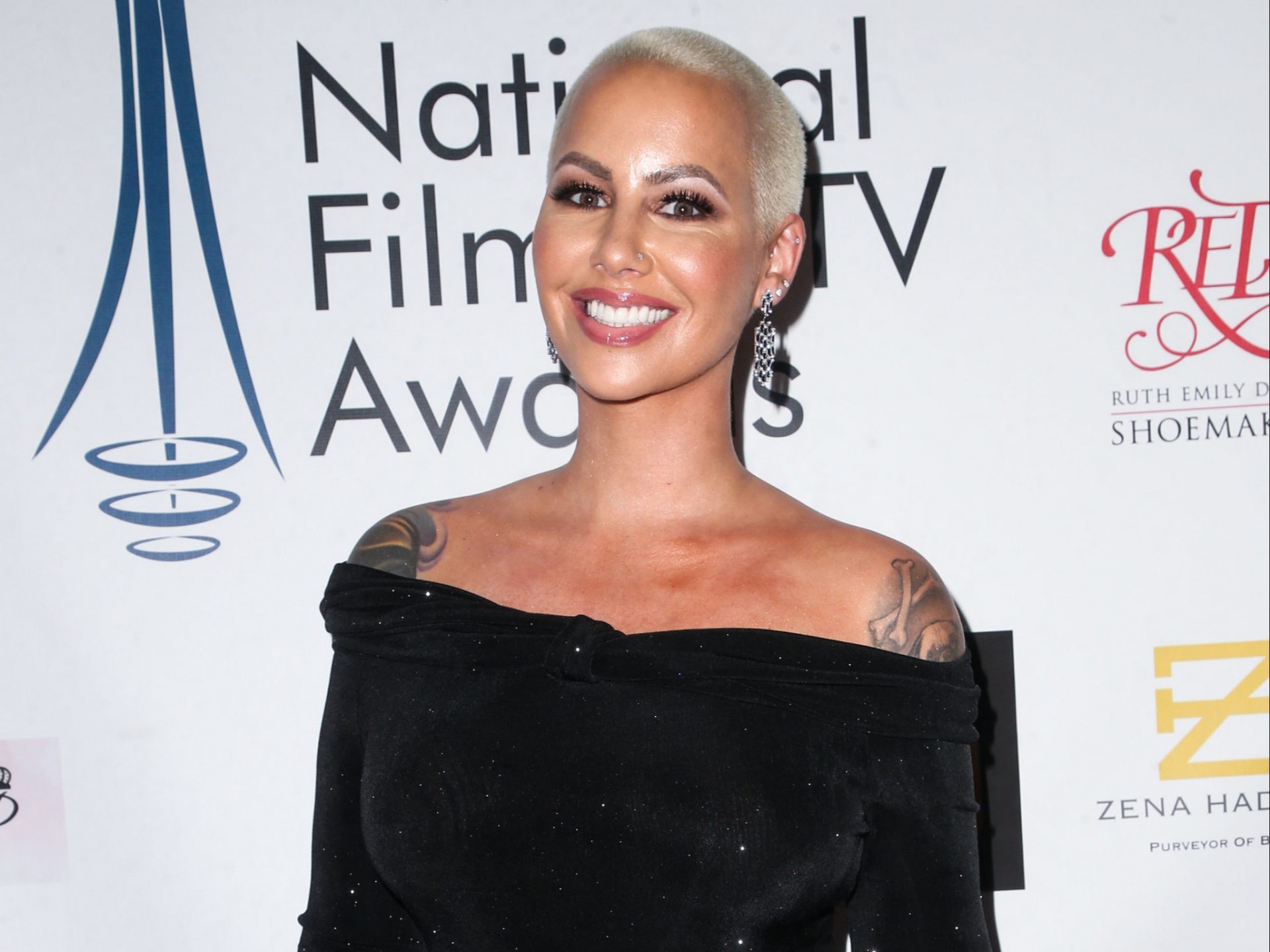 Amber Rose offers to toss salads for Super Bowl tickets; celebs respond
