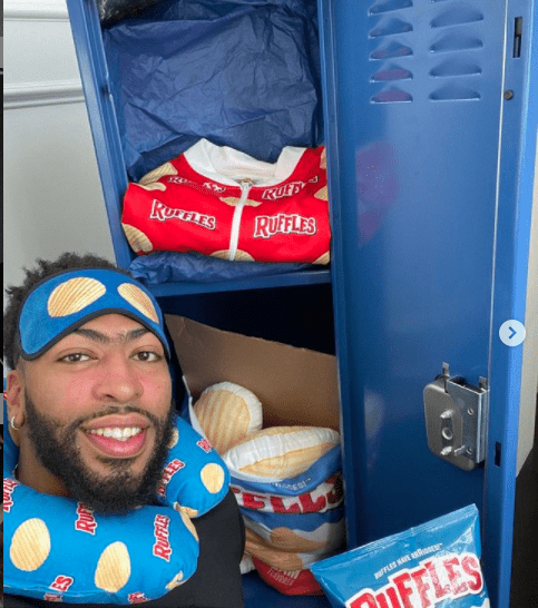 Sports fans bash Anthony Davis for sitting during LeBron James' celebration