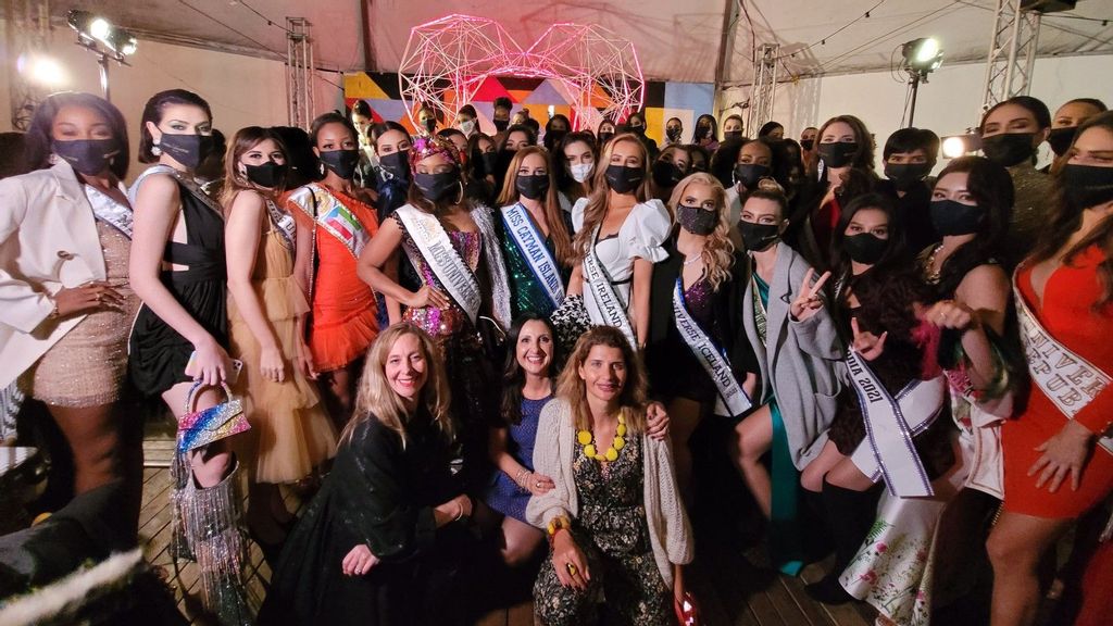 Jerusalem Deputy Mayor Fleur Hassan-Nahoum, Director of Tourism for the Jerusalem Development Authority Ilanit Melchior, and Haboydem stylist Stephanie Strauch, kneeling, with Miss Universe contestants in Jerusalem’s First Station, all dressed by Haboydem. (Moran Samuelof)