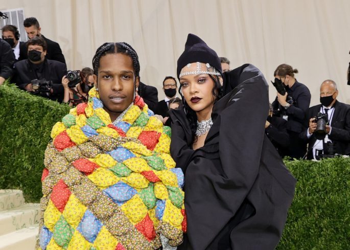 A$AP Rocky checks male fans in nightclub to protect Rihanna (video)