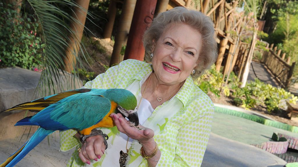 Betty White, longtime advocate of animal welfare, feeds a parrot at the Los Angeles Zoo in 2014. (Angela Weiss/Getty Images)