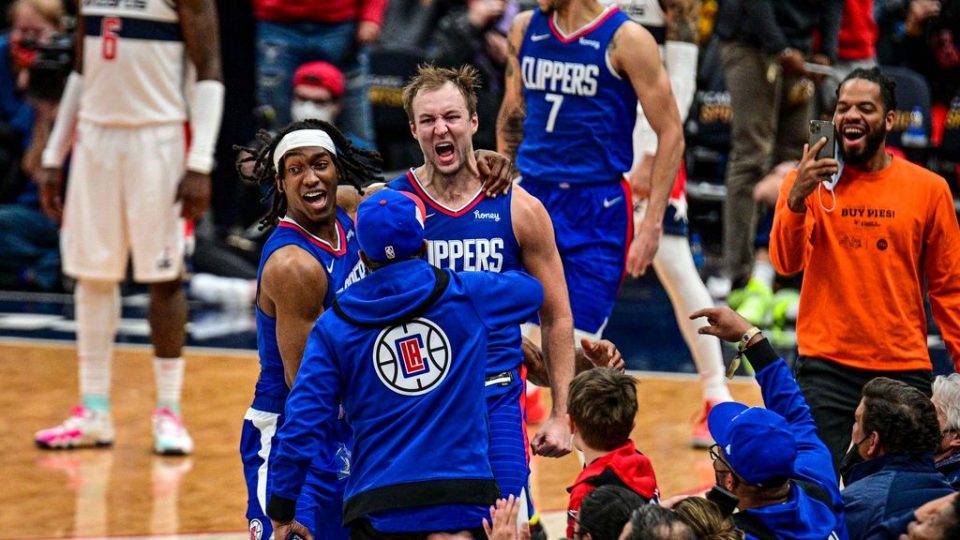 Los Angeles Clippers guard Luke Kennard (center) celebrates game-winning shot with his teammates in their Jan. 25, 2022, victory over the Washington Wizards. (All-Pro Reels/CC BY-SA 2.0)