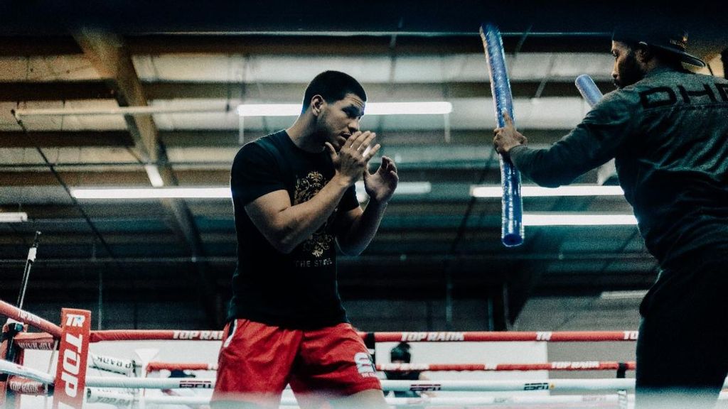 Boxer Edgar Berlanga sharpening up his tools prior to his March 19 ESPN headline debut against Steve Rolls. (Johnny Roman)