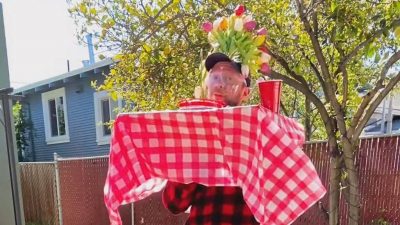 James Manzolillo, 34, also known as HumDaddy, who lives in Oakland, USA, feeds a hummingbird in an unusual way. (@hum.daddy/Zenger)