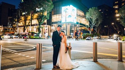 Wedding pictures of a couple in Singapore who did an acrobatic cheerleader pose during a wedding photoshoot along Orchard Road on 27th February 2022. (@heystranger.photography, @denisealexis/Zenger)