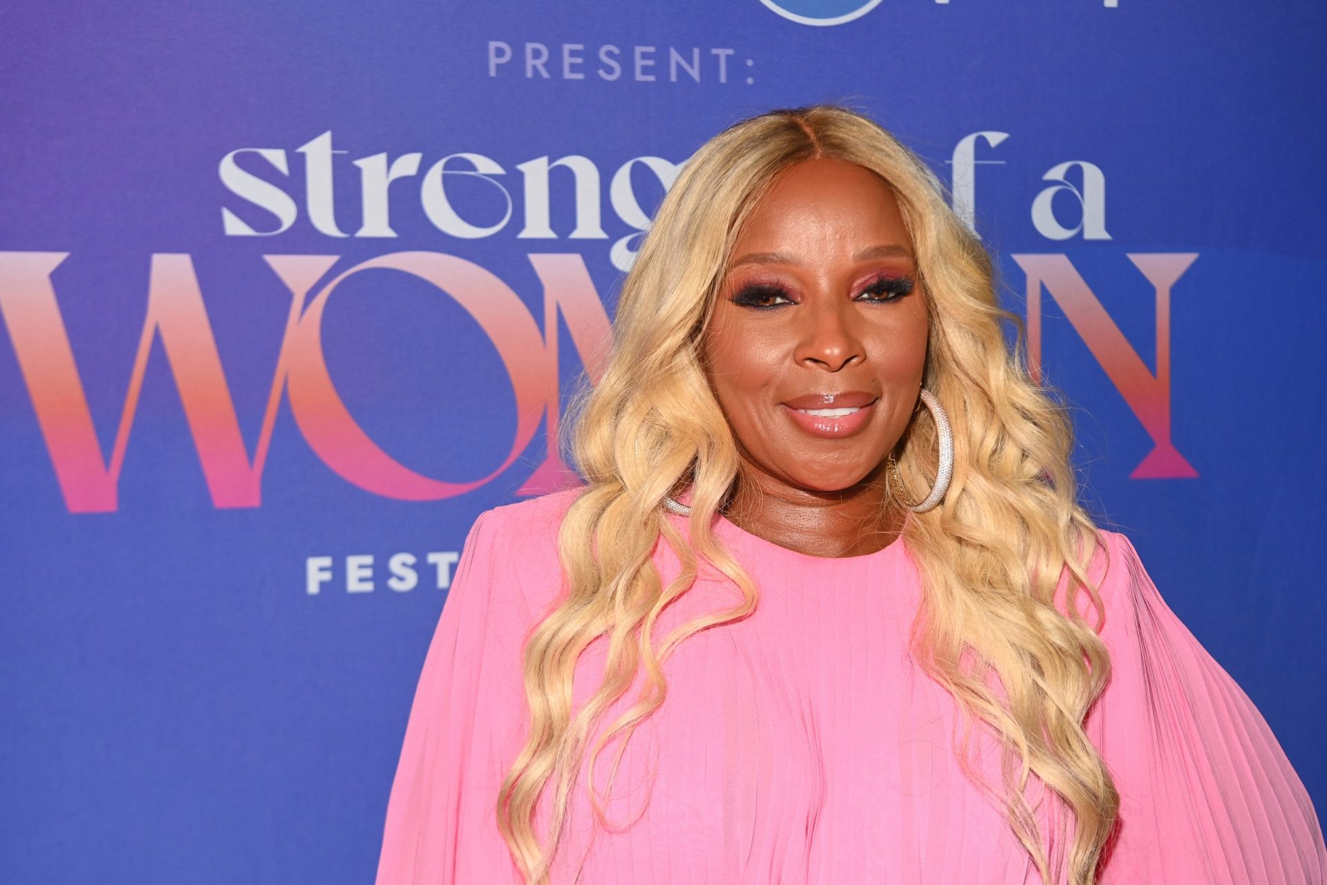 Mary J. Blige Super Bowl 2022: Beauty, Fashion Details