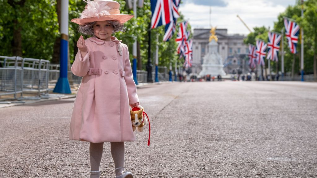 An adorable three-year-old girl delighted OAPs by dressing as a 'mini-queen' and paying 'royal' visits to care homes. (Douglas Whitbread/Zenger)