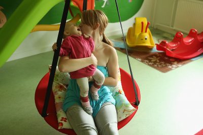 Single mother Nancy Kett, 19, swings with her 11-month-old daughter Lucy in the playroom of the Jule facility for single parents in Marzahn-Hellersdorf district on October 5, 2012 in Berlin, Germany. (Photo by Sean Gallup/Getty Images)