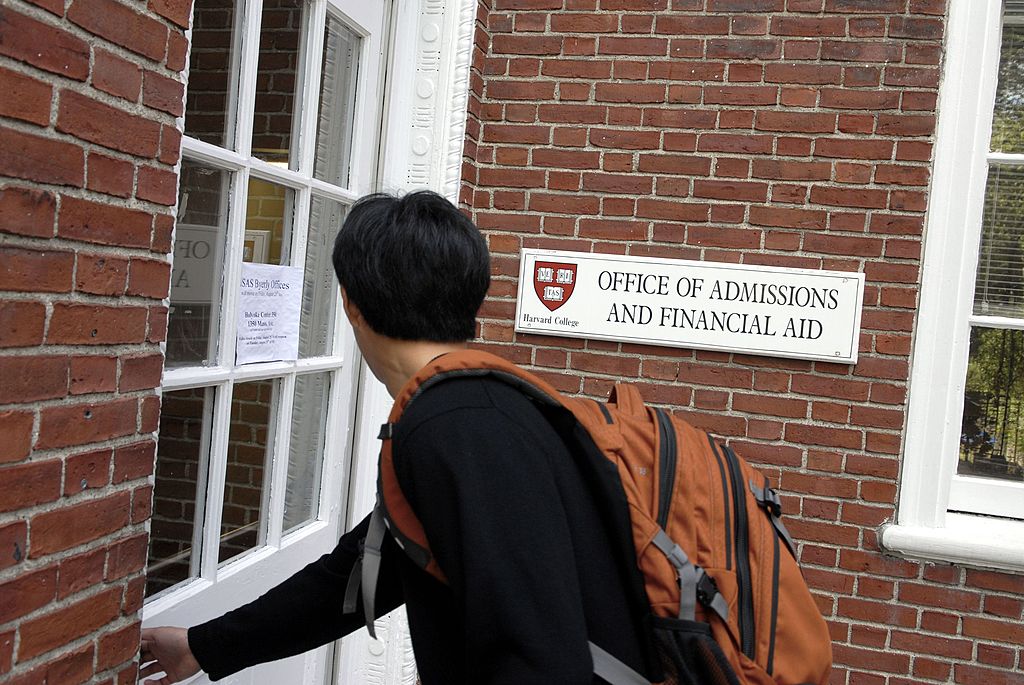 Freshman Winston Yan enters the Admissions Building at Harvard University September 12, 2006 in Cambridge, Massachusetts.(Photo by Glen Cooper/Getty Images)