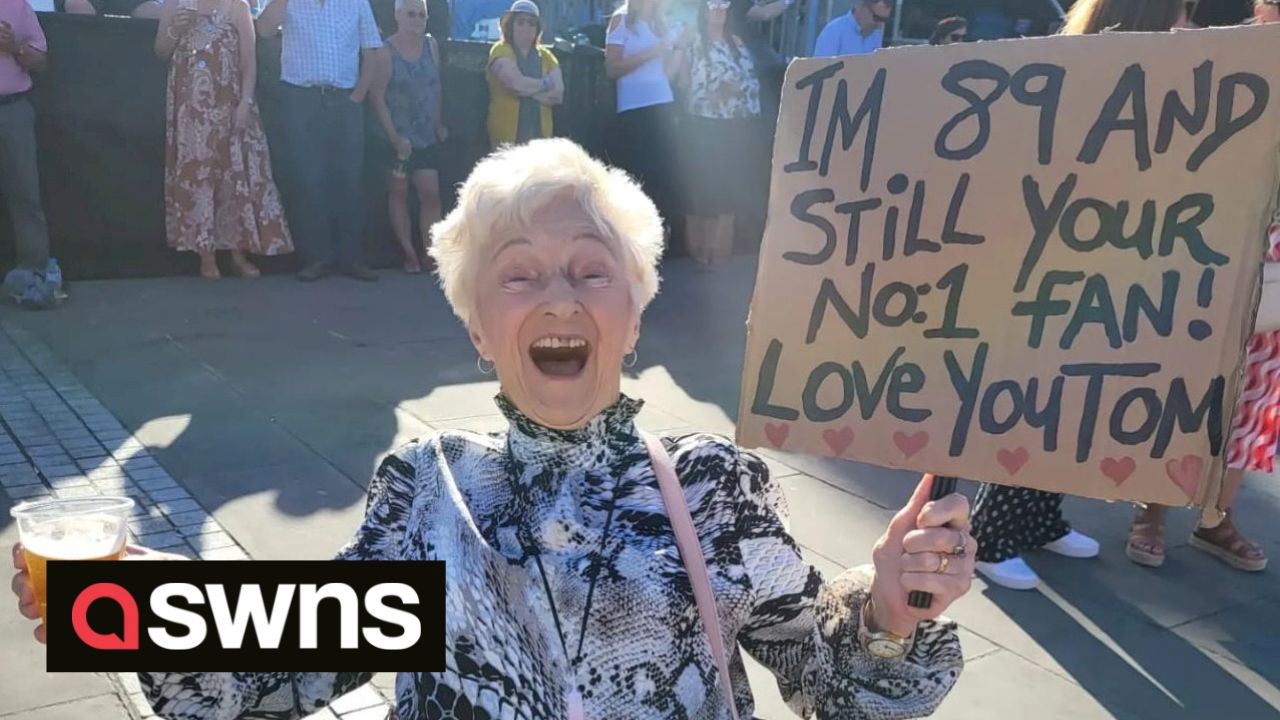 89-year old Sheila Sugden holds up her handmade sign for the Tom Jones concert (SWNS)