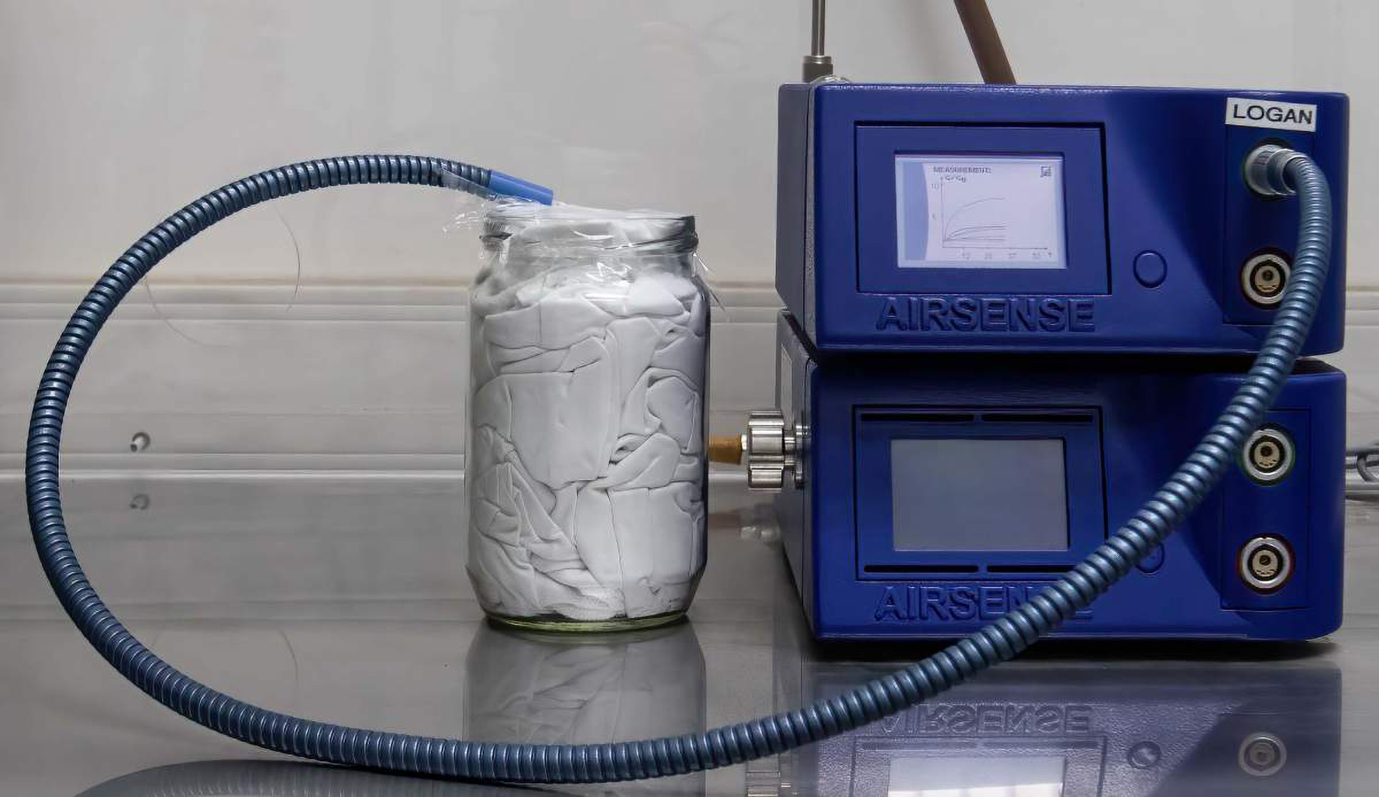 The electronic nose used in the research is smelling a T-shirt in a jar at the Weizmann Institute of Science in the city of Rehovot in Israel. (Weizmann Institute of Science/Zenger)