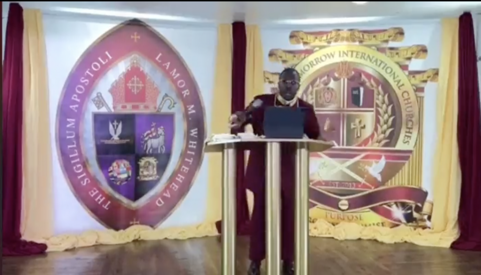 Flashy preacher robbed in pulpit during sermon (video)