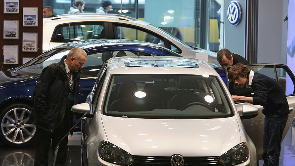 People look at new Volkswagen cars at the Auto Forum VW display rooms on February 27, 2009 in Berlin, Germany. (Photo by Sean Gallup/Getty Images)