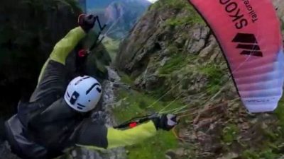 Lehart Eriksen, 25, sky flying in the Middagsjuvet ravine, in Lysebotn, Norway. (@leharteriksen/Zenger)