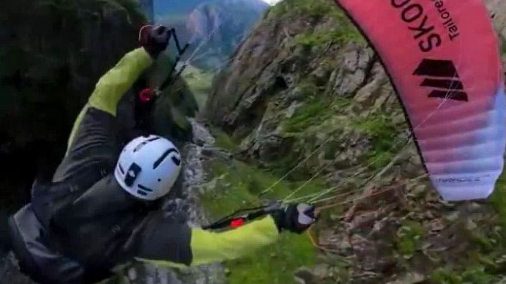 Lehart Eriksen, 25, sky flying in the Middagsjuvet ravine, in Lysebotn, Norway. (@leharteriksen/Zenger)