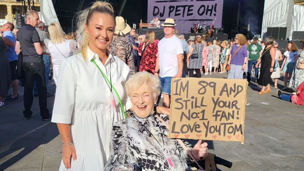Meet the die-hard Tom Jones fan who stole the show when she saw the Welsh crooner perform for the seventh time - at the age of 89. (Lori Walker, SWSN/Zenger)