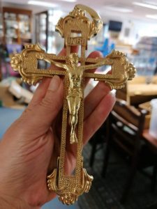 The giant 3-pound gold crucifix pictured in an undated photo. Bling-loving boxer Tyson Fury is preparing to make a $30,000 auction bid for the nine-carat 9 inches-long cross which is set to go for auction at Hansons Auctioneers on September 22, 2022. (Simon Galloway, SWNS/Zenger)