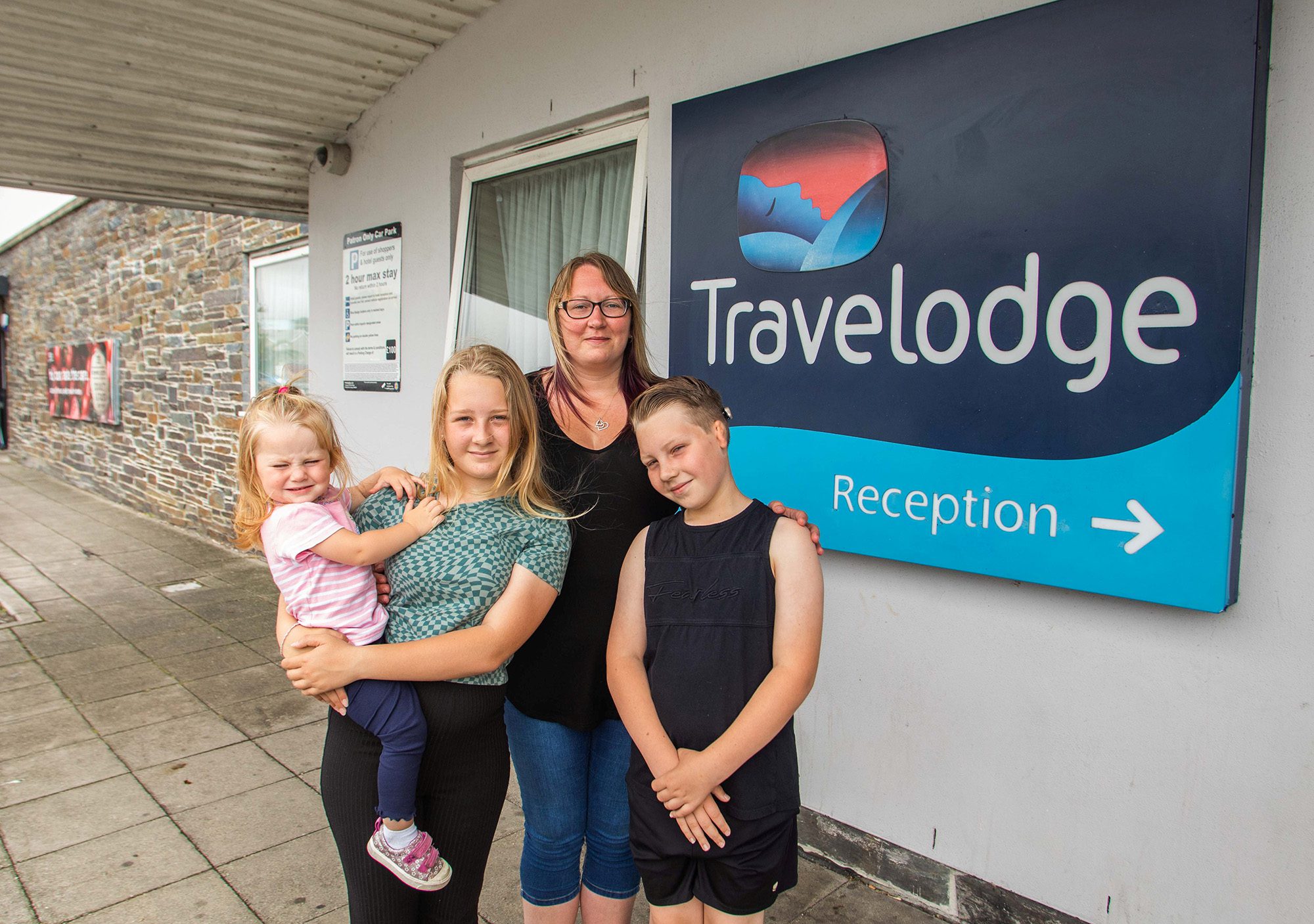 Charlene Pascoe with her children 12-year-old Freya, 10-year-old Kieran and one-year-old Darcy, outside the Travelodge in St Austell, Cornwall, in the U.K., on July 31, 2022 . (SWNS/Zenger)