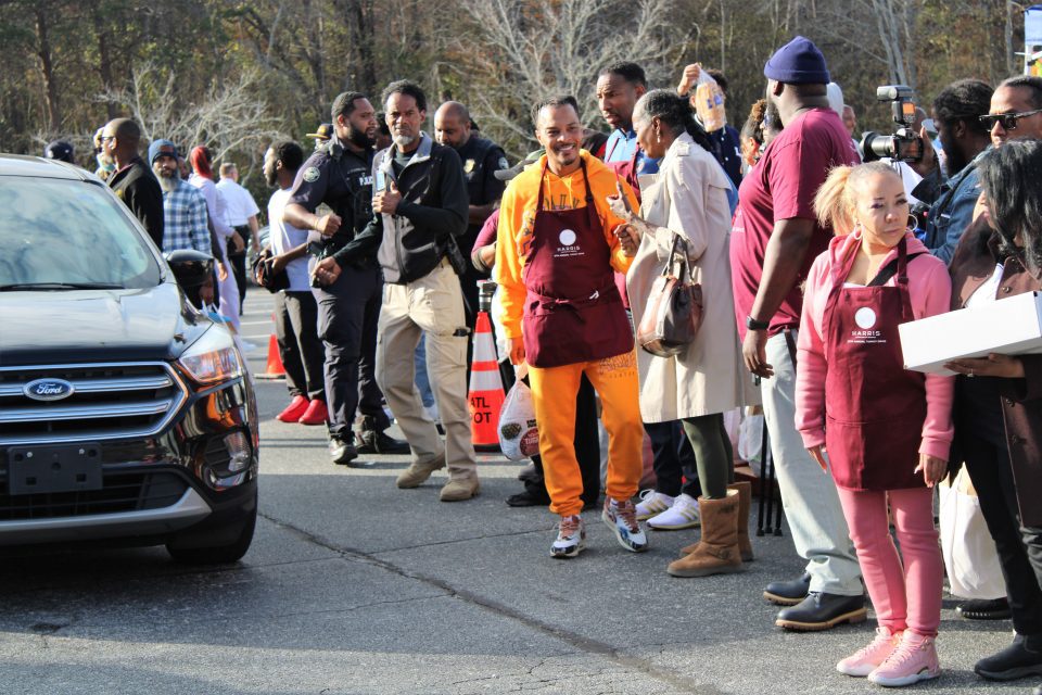 T.I., Tiny Harris and Atlanta Mayor Dickens give away turkeys (photos)