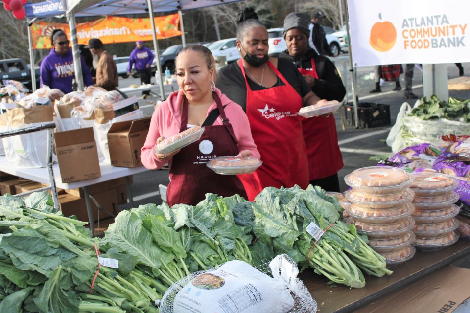 T.I., Tiny Harris and Atlanta Mayor Dickens give away turkeys (photos)